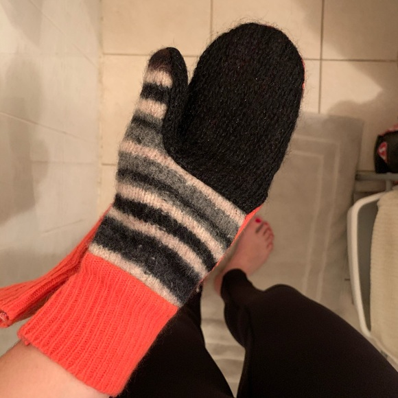 NWT Anthro Reclaimed Wool Mittens! - Picture 4 of 7